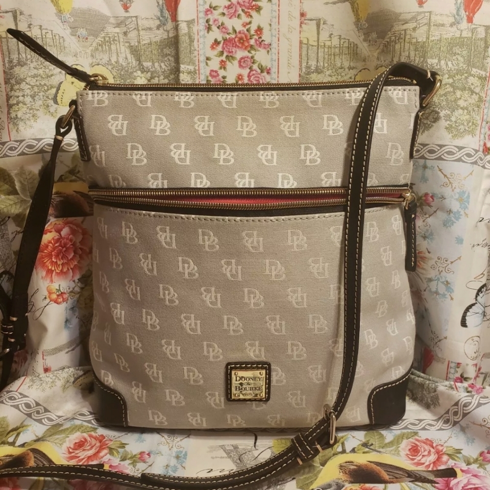 🔥SALE🔥Dooney & Bourke signature crossbody bag